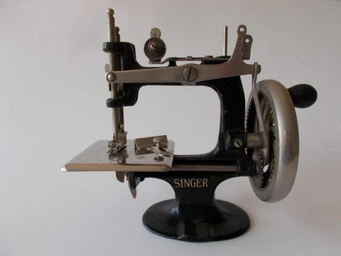 Antique Singer Child's Sewing Machine Hand Crank Mini Salesman's Sample Cover
