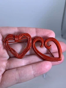 2 Stück Valentinstag Herzen rot Vintage Metall Brosche Anstecknadel M-2851 - Bild 1 von 3