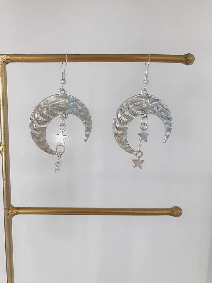Pendientes colgantes martillados grandes de plata media luna y estrella esterlina celestial Foto 1 de 4