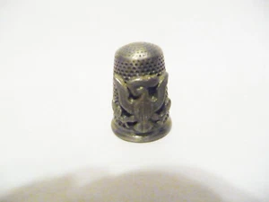 THIMBLE VINTAGE PEWTER NEW ENGLAND PEWTER CO REPLICA OF FRENCH THIMBLE W/GRIFFIN - Picture 1 of 5