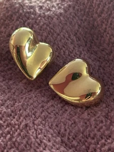 Pendientes con clip de corazón hinchado tono dorado marcado Carolee  - Imagen 1 de 6