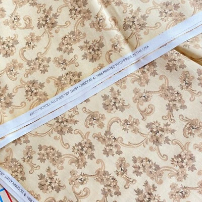BTY Vintage Scroll Allover Tela Beige Algodón Daisy Kingdom Foto 1 de 4
