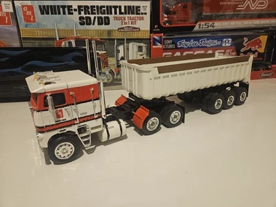Modelo de plástico a escala 1/25 de AMT White Freightliner Cabover con remolque de volteo  Foto 1 de 4