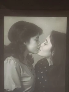 2##Photo negative film - Kissing women - Lesbian couple - Love - Kiss - Picture 1 of 4