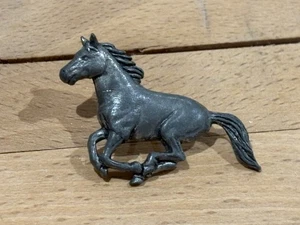 b PINS PIN CHEVAL HORSE MUSTANG - Picture 1 of 1