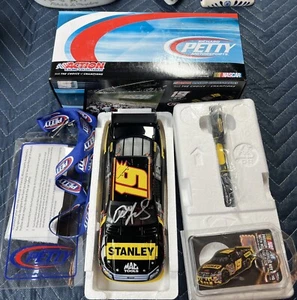2010 Elliott Sadler # 19 Stanley Tools Ford Fusion COT 1/24 w/screwdrive signed - Picture 1 of 20