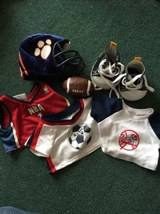 Build a Bear: BABW Paket mit 3 Sportshirts, Schuhen, Helm, Football - Bild 1 von 3