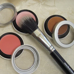 CREMEWEAR CREME BIS PUDER WANGE FARBE BLUSH ROUGE SEIDIG LANGANHALTEND CREMEWEAR - Bild 1 von 9