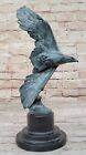Statue d'aigle volant signée bronze de Milo avec artisanat de qualité musée