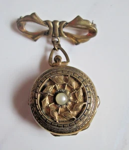 Vintage Schleife Pin Medaillon 4-fach Foto Brosche goldfarben geätzt Schloss Perle Mitte - Bild 1 von 14