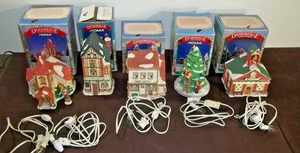 Lot 5 NOMA Dickensville Porzellan Häuser Kirche Schule Buchladen Baum Post - Bild 1 von 4