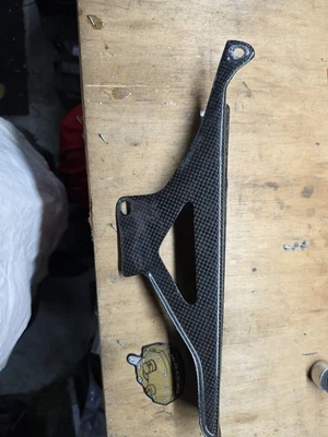 Защита цепи из углеродного волокна Aprilia Rsv4 - Изображение 1 из 4