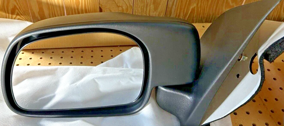 Carquest Replacement Left Side Mirror 99-06 F250-F550 10742 (CPB) OEM #F81Z17683 - Image 1 of 3
