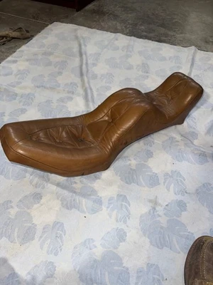 Asiento cabeza pala Harley Davidson con bolsillo oculto Foto 1 de 4