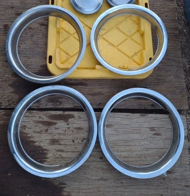 1975 CHEVROLET VEGA HATCHBACK CHROME WHEEL TRIM RINGS 4 - Imagem 1 de 2