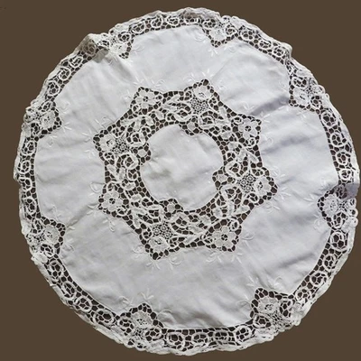 SUPERBE NAPPE RONDE BRODEE ET AJOUREE CENTRE DE TABLE DE 65cm DE DIAMETRE - Photo 1/4