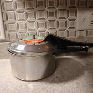 Vintage MIRRO-MATIC 4 Qt Pressure Cooker M-0534-11 USA Unused Jiggler Rack Seal - Picture 1 of 11