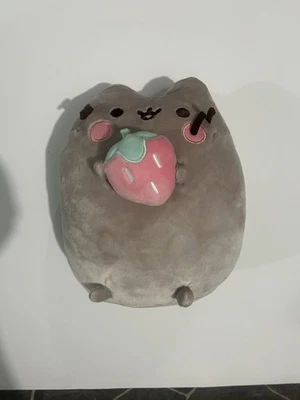 Gund Pusheen Holding Strawberry Plush 9" 2022 FYE Exclusive - Image 1 of 2
