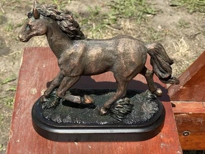 Vintage Equestrian Bronze Resin Horse Statue On Wooden Base Green Felt Bottom - Picture 1 of 7