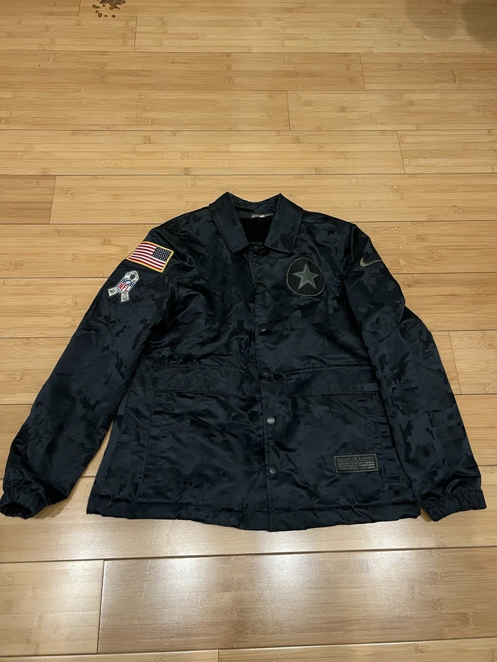 Chaqueta Nike Dallas Cowboys Salute to Service Lateral Satén a Presión Completa Talla Pequeña Foto 1 de 4