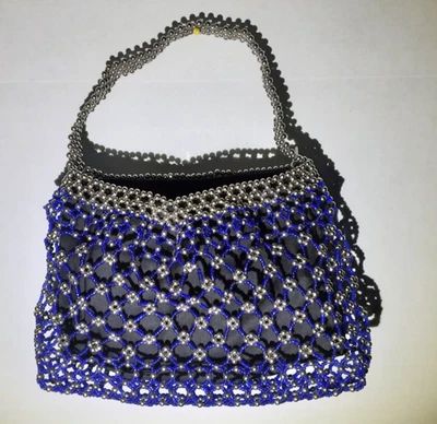 Cartera de noche pequeña con cuentas azules y plateadas con forro azul y cierre de cremallera Foto 1 de 4