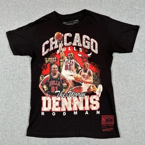 T-shirt grafica Dennis Rodman Chicago Bulls NBA S nera legno duro Mitchell & Ness - Foto 1 di 9