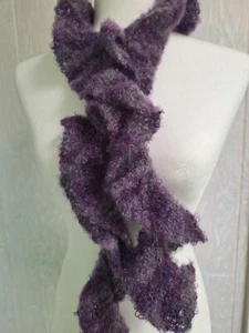 Handgestrickter lila Rüschenschal, Wollmischung - Bild 1 von 1