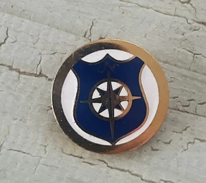 Kompass Rose auf Schild Revers Hut Jacke Pin - Bild 1 von 3