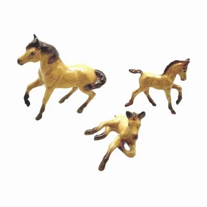 Hagen Renaker Vintage Miniatur nicht mehr produziert laufende Buckskin Stute und zwei Hengstfohlen  - Bild 1 von 5