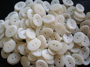 Lotto Lavoro Sgombero 100 Bottoni Ovali Lucidi Avorio 2 Fori 19mm + Omaggio π - Foto 1 di 2