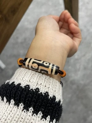 Pulsera Tibetana Dzi de Seis Ojos con Cuentas de Cinabrio - Cordón Ajustable Hecho a Mano Foto 1 de 4