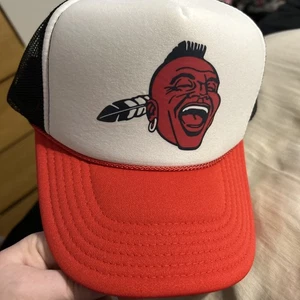 ATLANTA BRAVES CLASSIC THROWBACK LOGO TRUCKER SNAPBACK RED & WHITE HAT CAP NEW - Picture 1 of 5