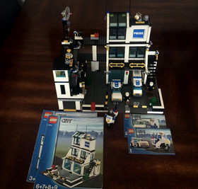 LEGO CITY: Police Headquarters (7744) W/INSTRUCTIONAL MANUAL 100% COMPLETE