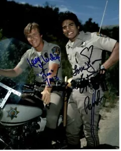 Erik Estrada & Larry Wilcox signiert handsigniert 8x10 CHiPs Ponch & Jon Foto - Bild 1 von 1