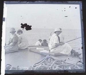 Pesca desde barco ~ Negativo de vidrio original ~ Milford, Delaware Estate a - Imagen 1 de 3