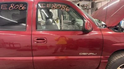 (LOCAL PICKUP ONLY) 00 01 02 03 04 05 06 GMC YUKON Front Door Right - Image 1 of 4