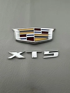 17 18 19 20 21 22 23 CADILLAC XT5 3.6 REAR EMBLEM LOGO BADGE 23201853 USED OEM - Bild 1 von 13