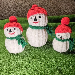 3 muñecos de nieve caseros-hilos blancos tejidos sobre cuerpo de espuma de poliestireno, sombrero rojo y bufanda verde - Imagen 1 de 9