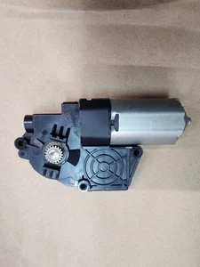 2015-2016 GENESIS SEDAN ROOF PANORAMIC SHADE MOTOR OEM 50007069D - Picture 1 of 5