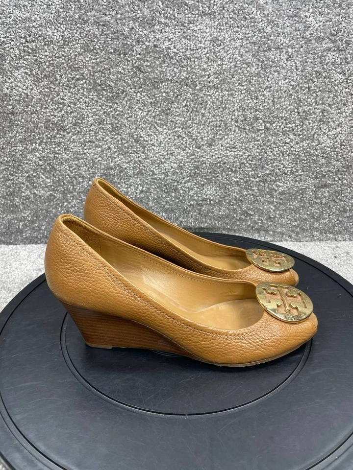 Tacones Tory Burch para mujer talla 8,5 M Sally Pump dorado marrón cuero punta abierta cuña Foto 1 de 4