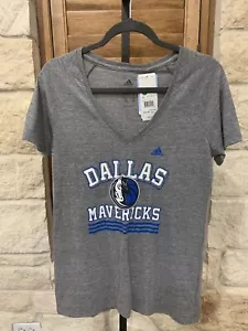 Adidas Dallas Mavericks Women’s V Neck Shoet Sleeve V Neck Tee Size Large NWT - Picture 1 of 4