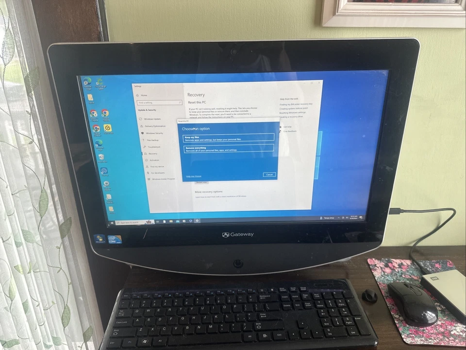 Gateway All-In-One Desktop computer ZX4931-59n Win7 Home Premium OA - Image 1 of 1