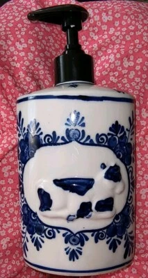 Dispensador de jabón/loción de porcelana azul/blanco Delft de colección con bomba negra vaca criada Foto 1 de 4