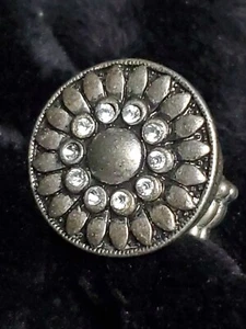Großer runder Statement Stretch Ring mit facettierten Kristallen - Bild 1 von 5