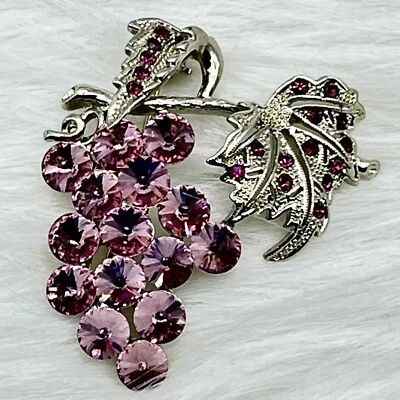 Broche de frutas con racimo de uva brillante pedrería Rivoli púrpura Foto 1 de 4