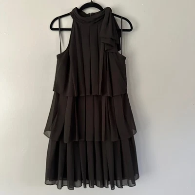 White House Black Market 百褶分层小黑连衣裙高领蝴蝶结中号 — 第 1/4 张图片