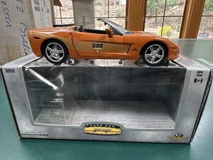 Greenlight Pace Car Garage 1:24 Scale Corvette 2007 Indianapolis 500 Orange Indy - Picture 1 of 7