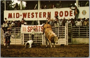 C1970s MANAWA, Wisconsin Postal "Rodeo del Medio Oeste" Escena de equitación de toros / Sin usar - Imagen 1 de 2