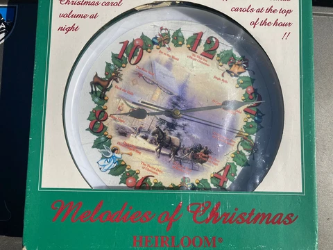 Heirloom Christmas Carol Wall Clock Wreath Musical Works 13" Cover