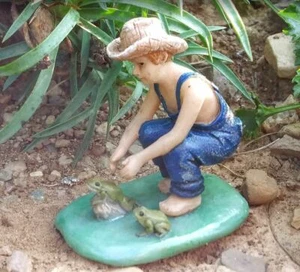 Miniature Boy Luke Catching a Frog WS 2072 Garden - Picture 1 of 9